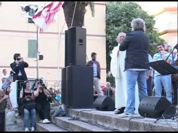 Prete interrompe il comizio di Beppe Grillo ad Alghero